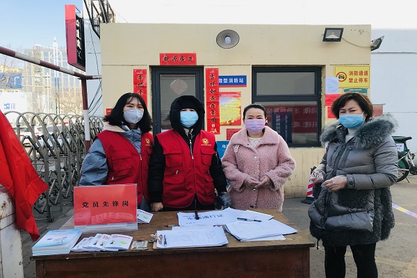 02f7566ef2ea4f6fa0117ad6889b005f.jpg 刘瑾和她的母亲同社区人员合影.jpg