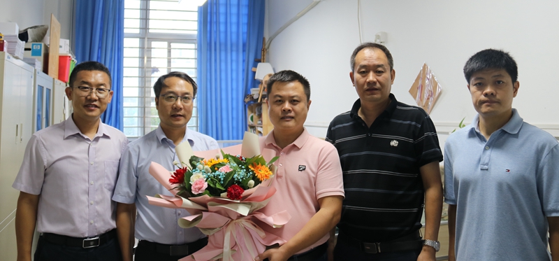 1cd6ae72077341c5b4c769ee4a7ddbfd.jpg 张利.jpg